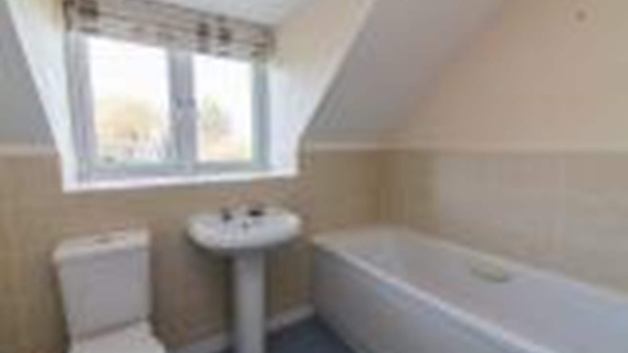 A 4 bedroom terraced house located in Beeston 5