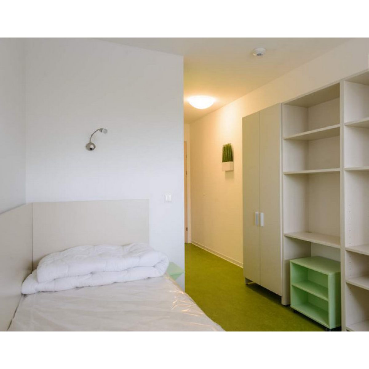 Single studio with private bathroom and Kitchenette (students only) 2