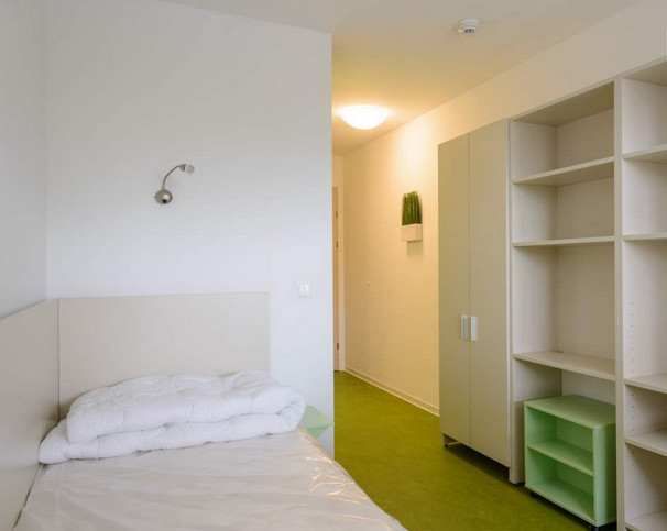 Single studio with private bathroom and Kitchenette (students only) 11