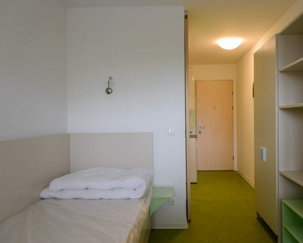 Single studio with private bathroom and Kitchenette (students only) 13