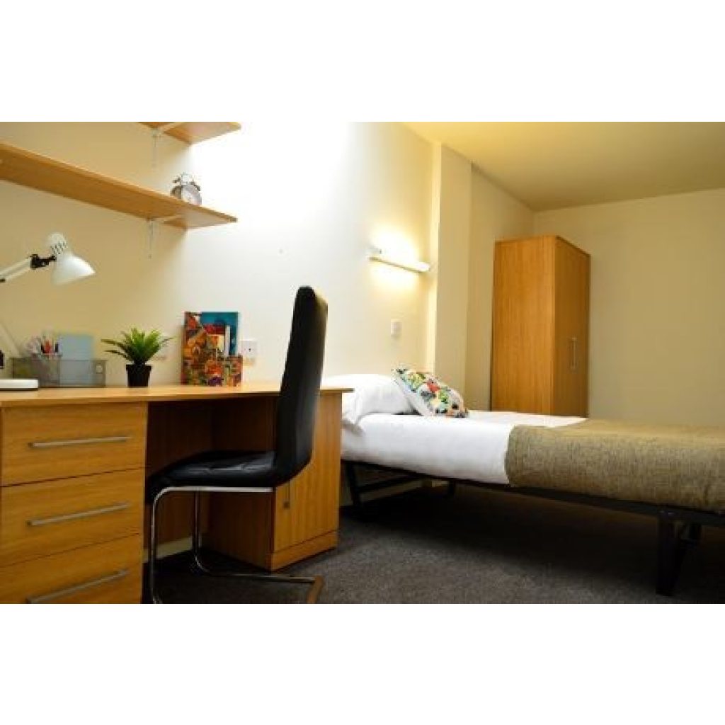 Linked single room with SHARED bath and kitchenette